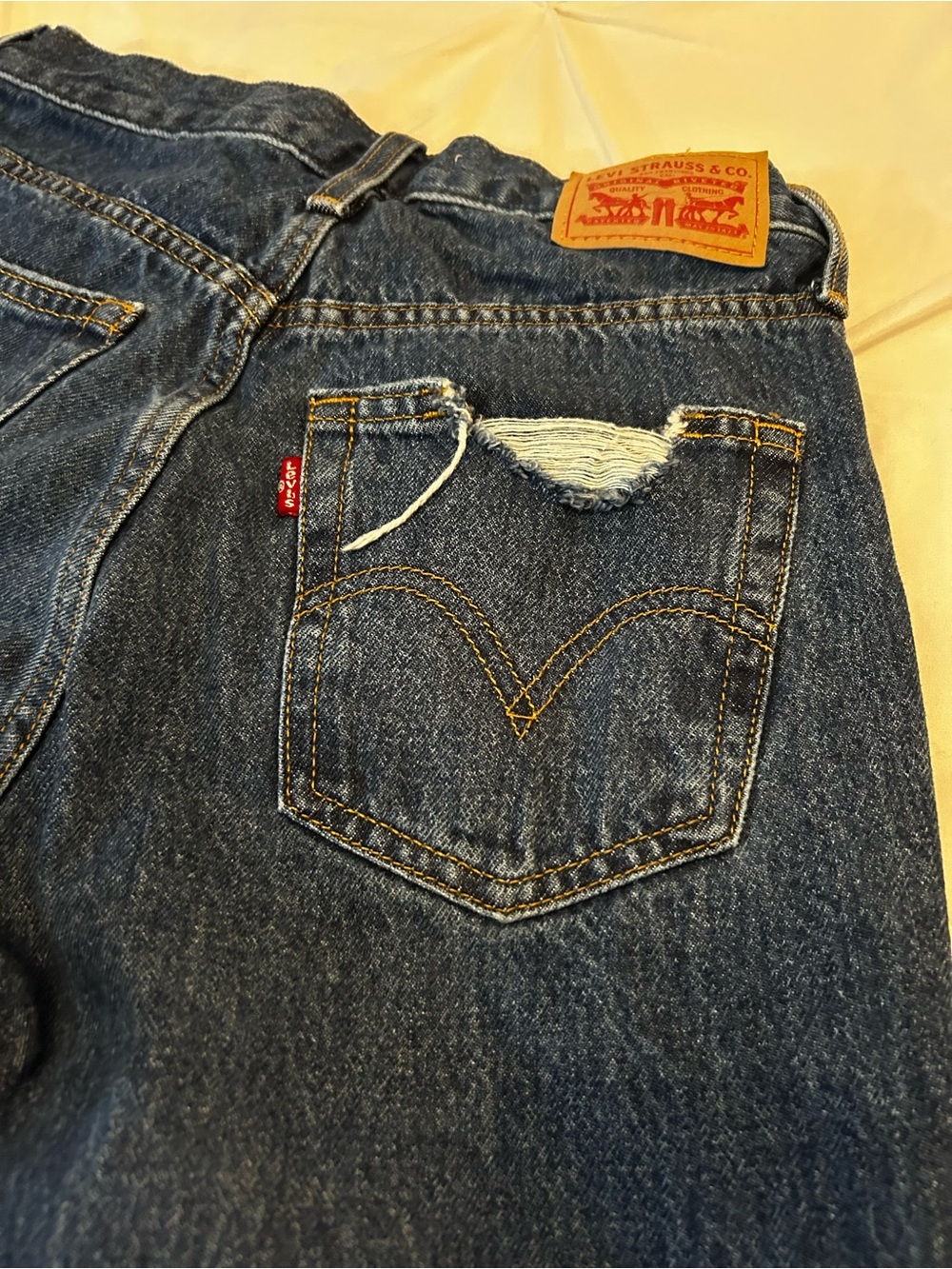 Levi's High Waisted Mom Jean. Size 27. BNWOT